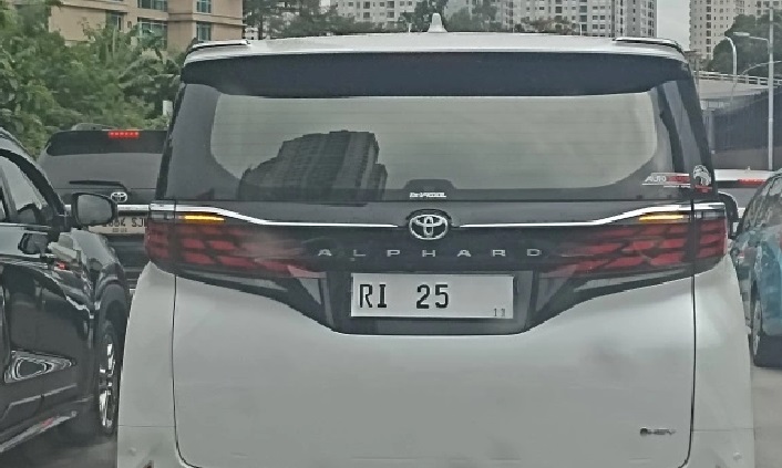 Viral mobil alphard RI 25