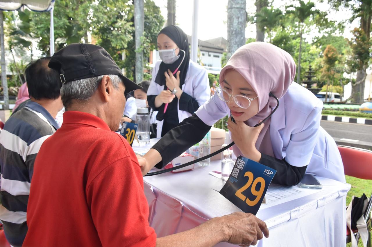 Sebanyak 1.000 orang mengikuti pengecekan kesehatan secara gratis dari Yayasan Mawar Sharon Peduli (MSP) Salatiga.