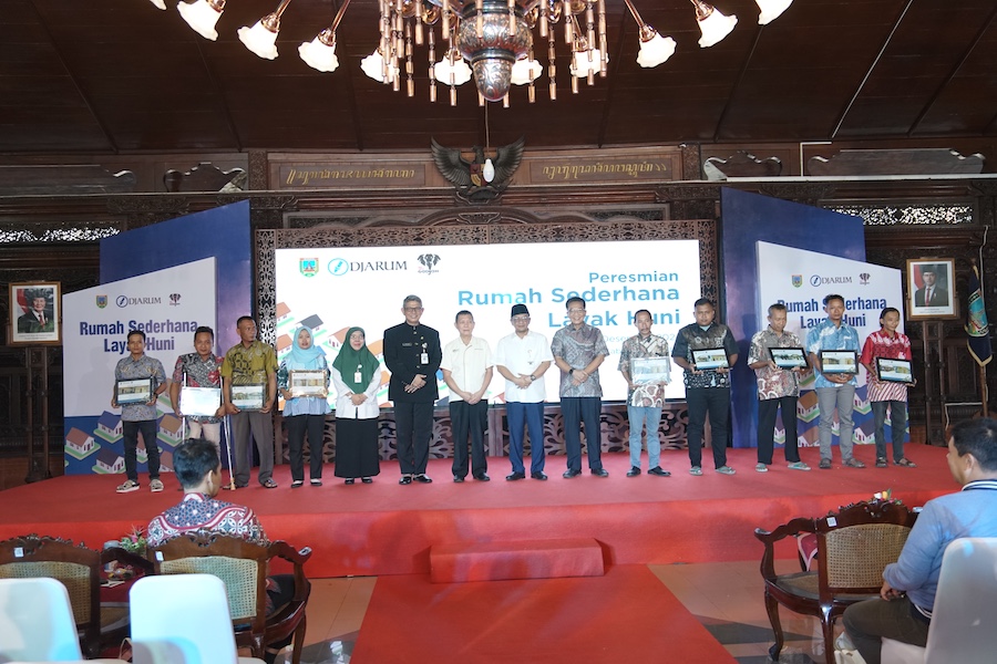 Seremoni simbolis Rumah Sederhana Layak Huni (RSLH) kepada 100 penerima bantuan turut dihadiri oleh Penjabat (Pj) Bupati Kudus Muhamad Hasan Chabibie.