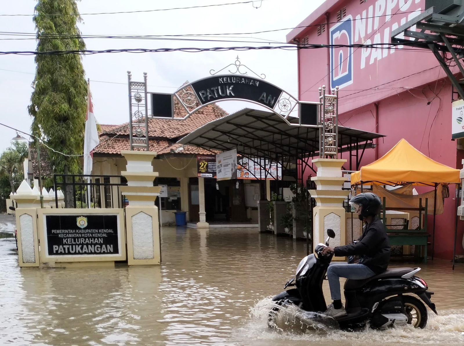 Kondisi bencana banjir dan pohon tumbang di wilayah Kabupaten Kendal, Kamis (12/12).