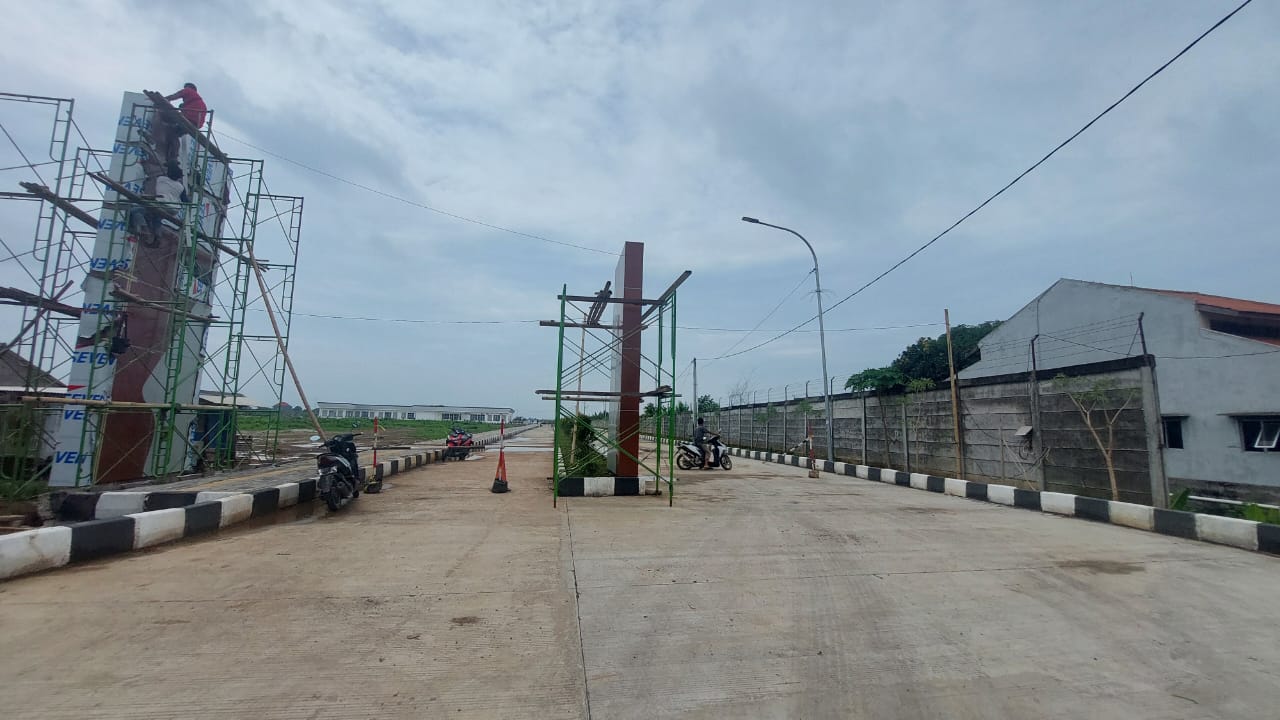 Pintu gerbang masuk Terminal Demak tipe A di tepi jalan raya lingkar selatan Kota Demak. (Wahibpribadi)