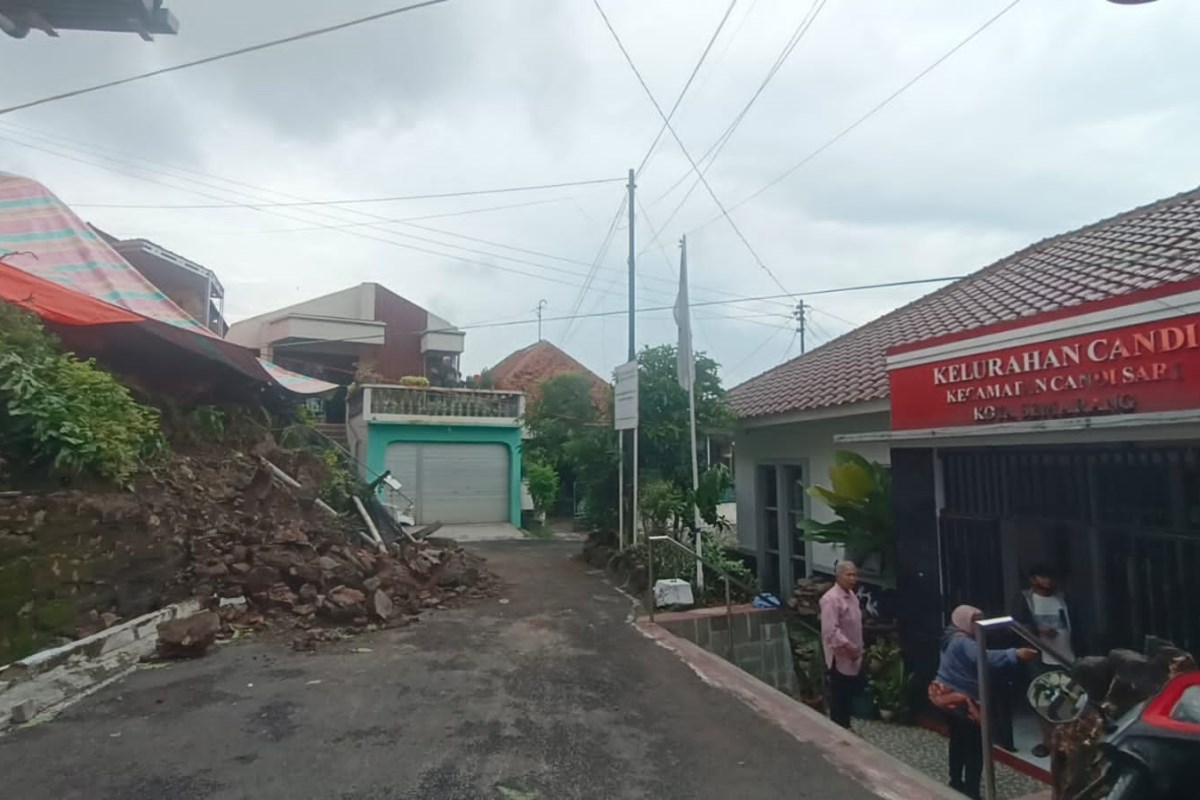 Talut Balai Kelurahan Candi longsor akibat hujan deras yang mengguyur Kota Semarang semalaman. FIGUR RONGGO WASSALIM/JAWA POS RADAR SEMARANG