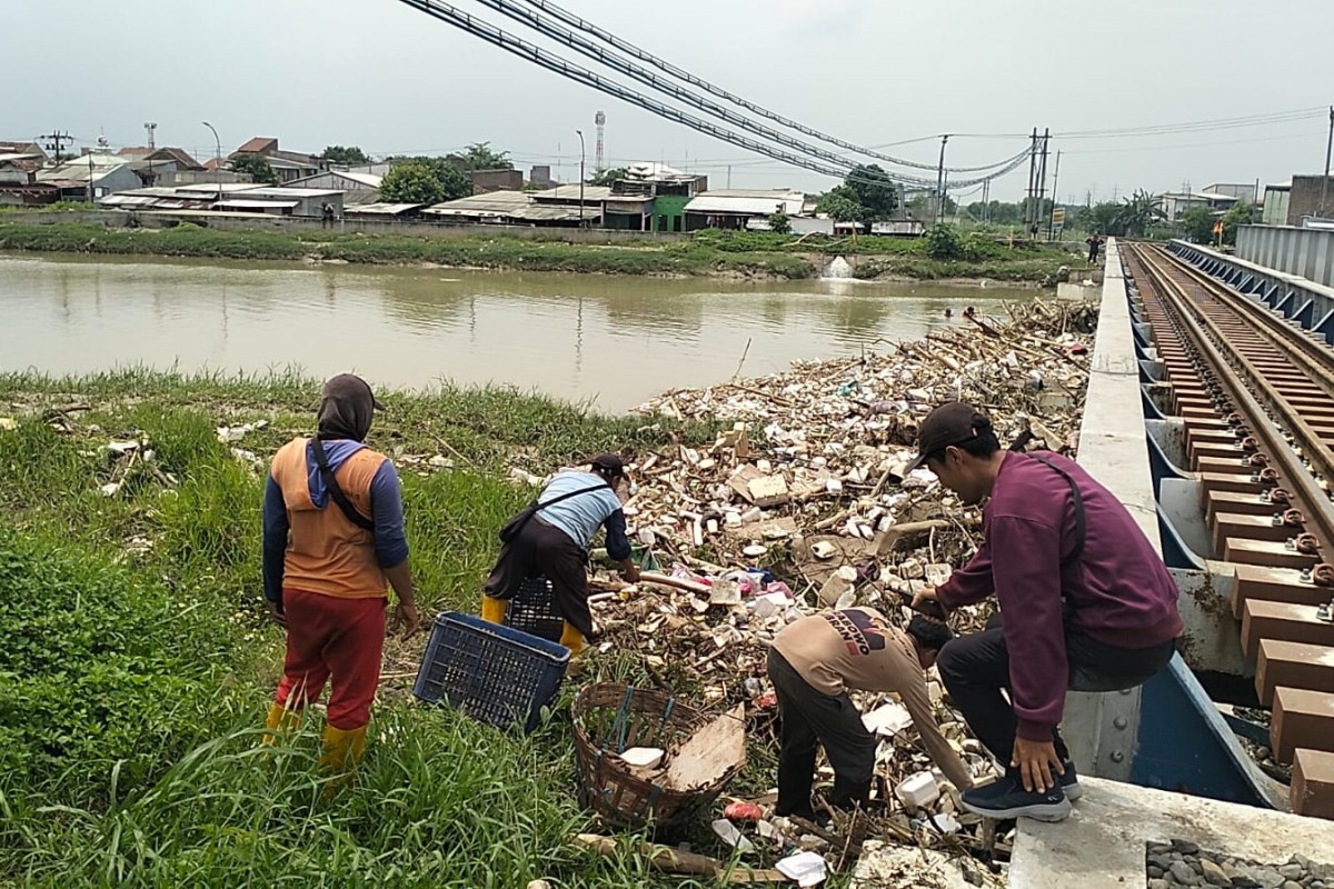 Para petugas dari Dinas Lingkungan Hidup (DLH) Kota Semarang membersihkan sungai Banjir Kanal Timur (BKT) di sisi Kelurahan Tambakrejo, Kecamatan Gayamsari, Kamis (12/12). FIGUR RONGGO WASSALIM
