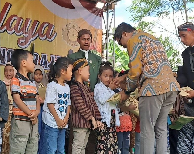 GEMBIRA : Ferry Wawan Cahyono memberikan bingkisan untuk anak-anak di Desa Sigeblog, Kecamatan Banjarmangu, Kabupaten Banjarnegara.