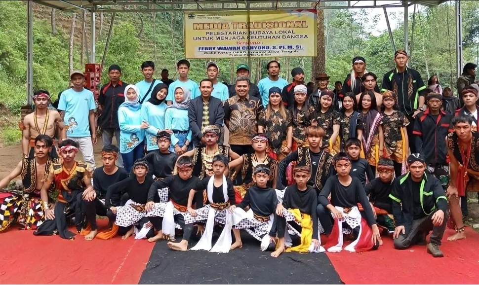 PEDULI BUDAYA : Ketua Fraksi Golkar DPRD Jawa Tengah Ferry Wawan Cahyono bersama sejumlah seniman tradisional.