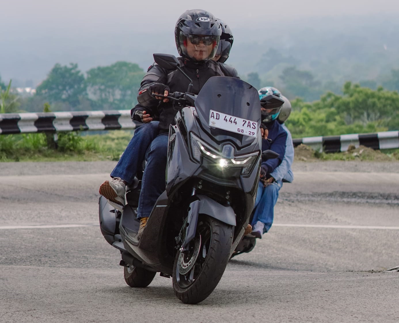 Ilustrasi, pengendara melintasi jalanan dengan Yamaha NMax Neo yang kini lebih bertenaga dan hemat BBM.