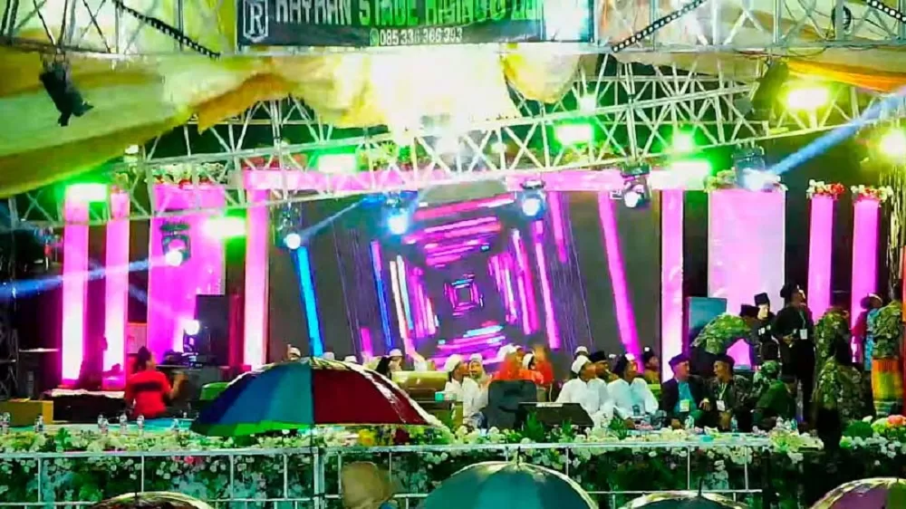 Panggung pengajian Gus Iqdam di Dusun Karangrejo, Desa Jati, Kecamatan Jati, Kabupaten Blora, roboh, Minggu (15/12/2024) malam. (TANGKAPAN LAYAR)