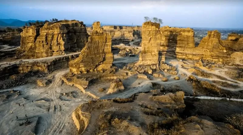 Bekas area pertambangan yang kini telah bertransformasi menjadi tempat wisata dengan lanskap yang spektakuler dan unik.