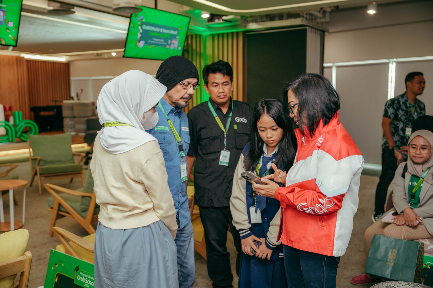 Neneng Goenadi, Country Managing Director, Grab Indonesia (paling kanan) bersama Andy F. Noya, CEO & Founder BenihBaik (kedua dari kiri) memperlihatkan salah satu karya fashion designer lokal ternama