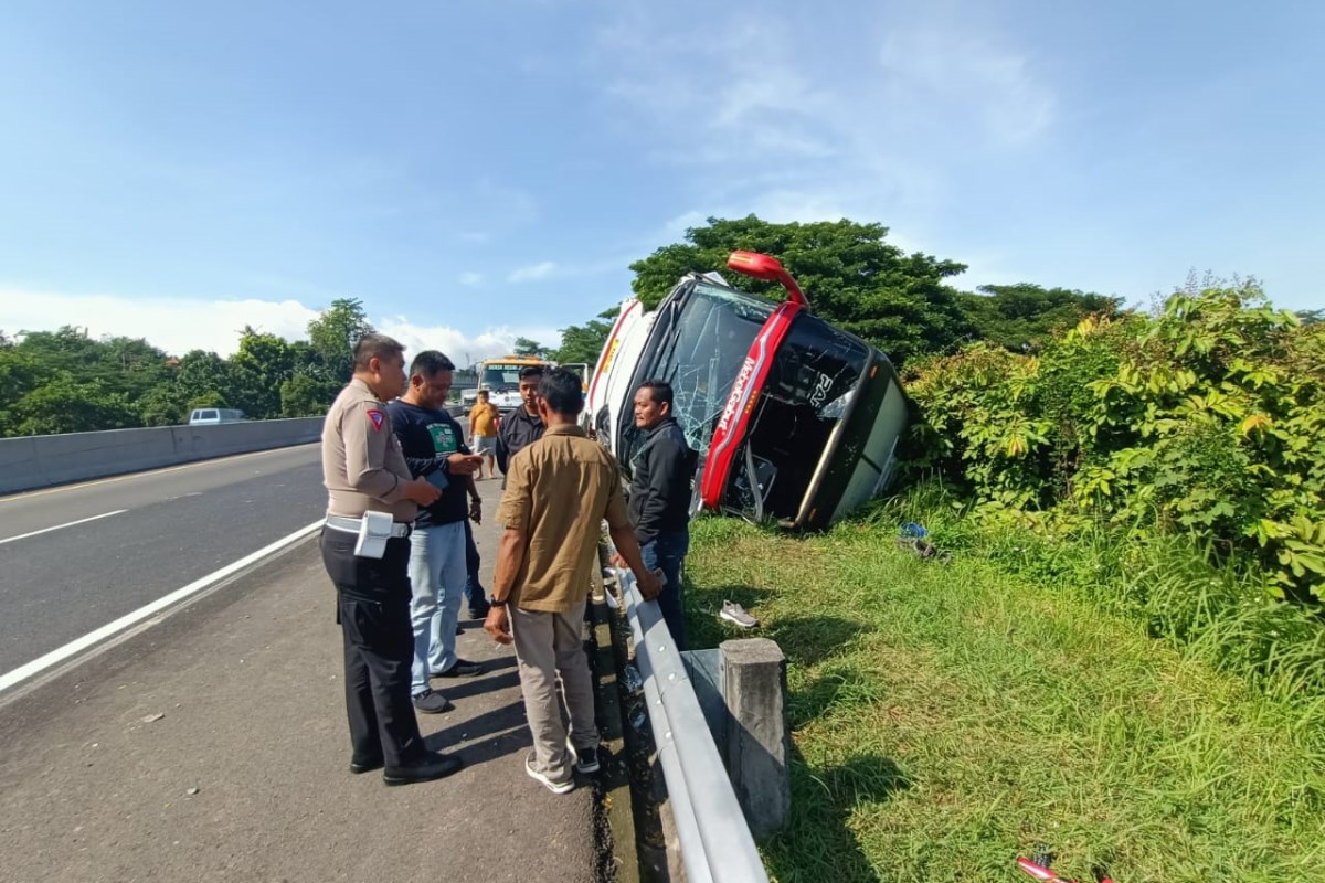 Kecelakaan lalu lintas melibatkan bus penumpang dengan truk tronton di di Jalan Tol KM 423 Jalur B Banyumanik, Kecamatan Banyumanik, Kota Semarang, Kamis (19/12/2024)