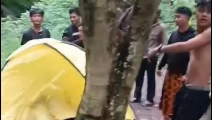 Tenda kuning yang bikin resah para wisatawan di bumi perkemahan Malang, Jawa Timur