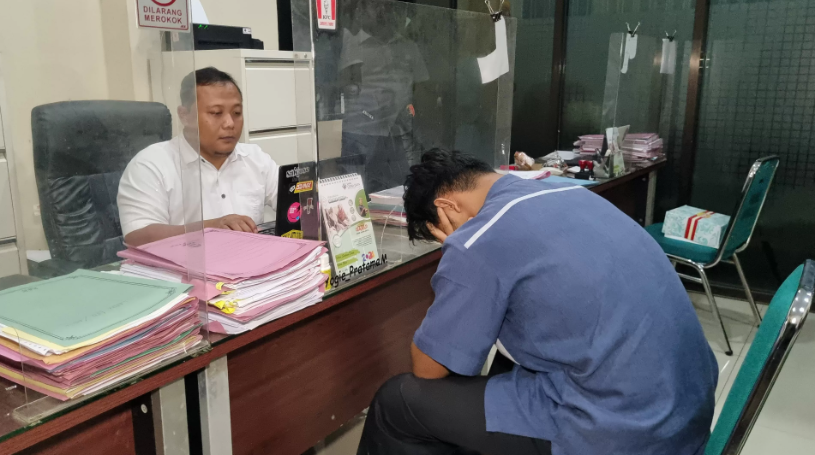 Galang Setia Darma tertunduk lesu di hadapan penyidik Polres Boyolali.