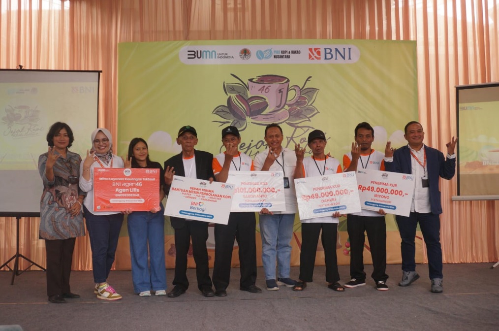 BANTUAN&nbsp; TJSL: BNI menyalurkan alat dan mesin pengolah kopi kepada Komunitas Petani Kopi di LMDH Wana Asri, Desa Kertosari, Jumo, Kabupaten Temanggung, Kamis (19/12).