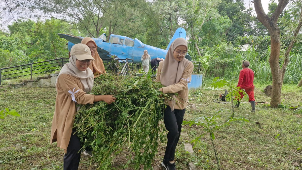 RESIK-RESIK BONBIN: Semarang Zoo menggandeng Sekolah Karakter Lembah Manah dan Jasa Raharja Putera melakukan aksi bersih-bersih kawasan taman satwa, Jumat (20/12).