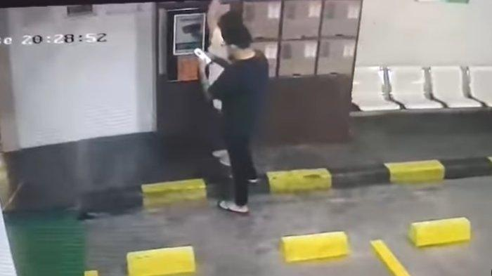 Seorang istri di Jakarta Timur ditangkap setelah menyeret suaminya dengan mobil sejauh 200 meter hingga alami patah tulang.
