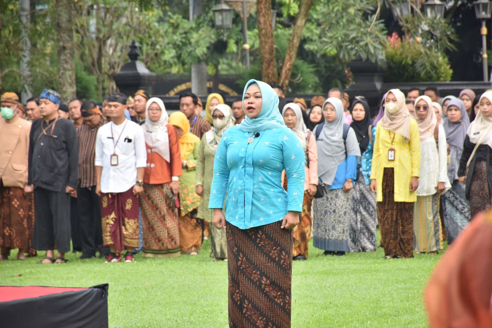 Ketua Tim Penggerak PKK Kota Salatiga, Anita Nofiana, Sekda Kota Salatiga dan jajaran istri Forkopimda Kota Salatiga kompak mengenakan baju kebaya.