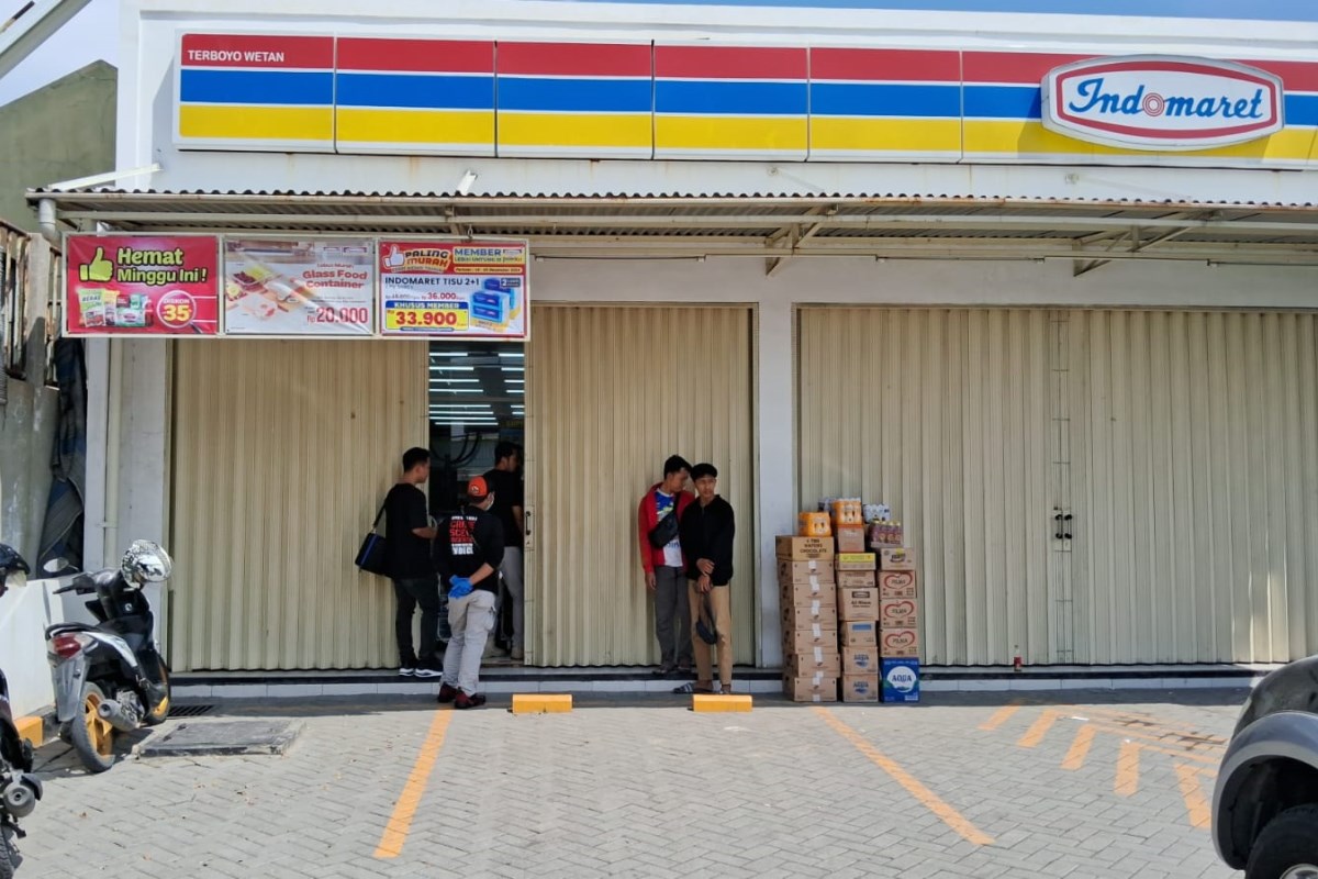 Kepolisian bersama tim Inafis melakukan olah TKP di lokasi Indomaret Terboyo Wetan Senin (23/12/2024).&nbsp;