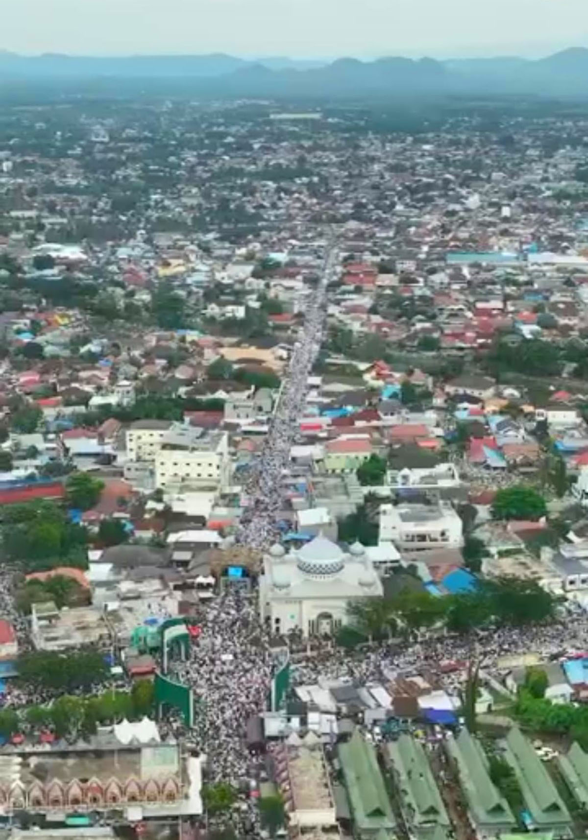 Jutaaan Manusia berkumpul dalam acara Haul Abah Guru sekumpul