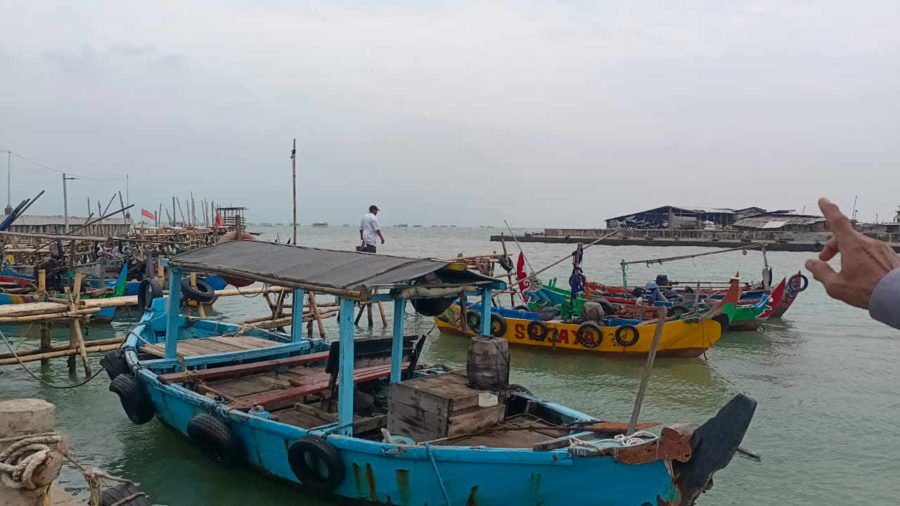 Salah satu perahu yang terdampar akibat diterjang ombak di dermaga nelayan, Selasa (24/12). FIGUR RONGGO WASSALIM/JAWA POS RADAR SEMARANG