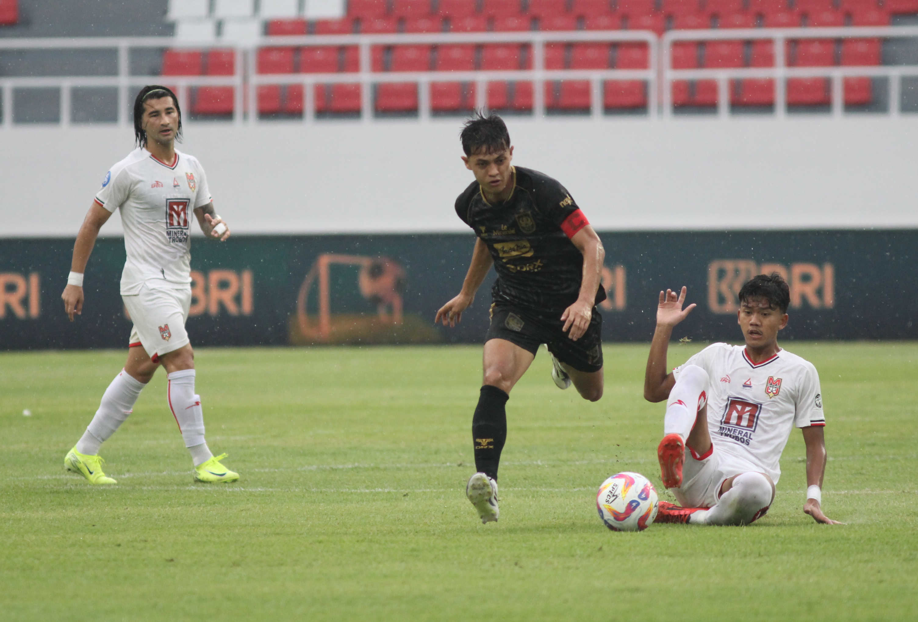 Alfeandra Dewangga menjadi kapten PSIS saat menjamu Malut United di Stadion Jatidiri Semarang.  (Baskoro Septiadi/Jawa Pos Radar Semarang)