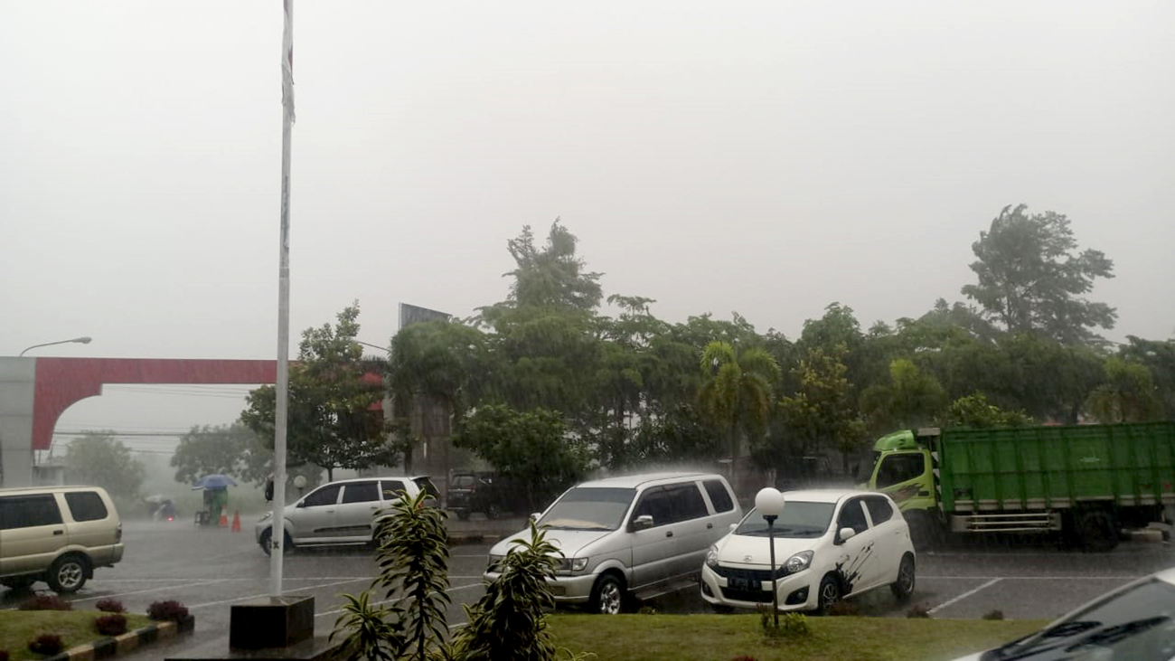 HUJAN Deras Mengguyur Kota Ungaran dan Wilayah Jawa Tengah lainnya.
