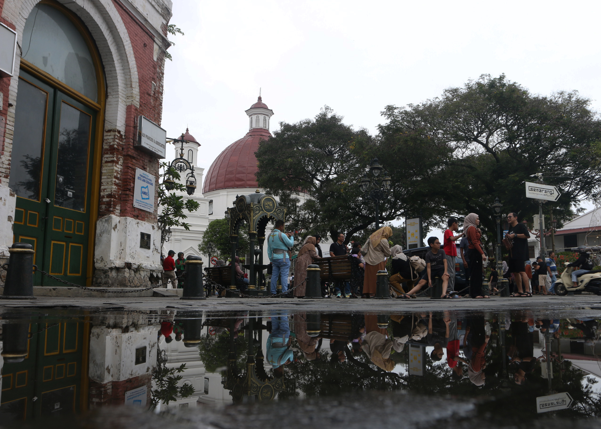 Para pelancong sedang menikmati vibes kawasan Kota Lama Semarang