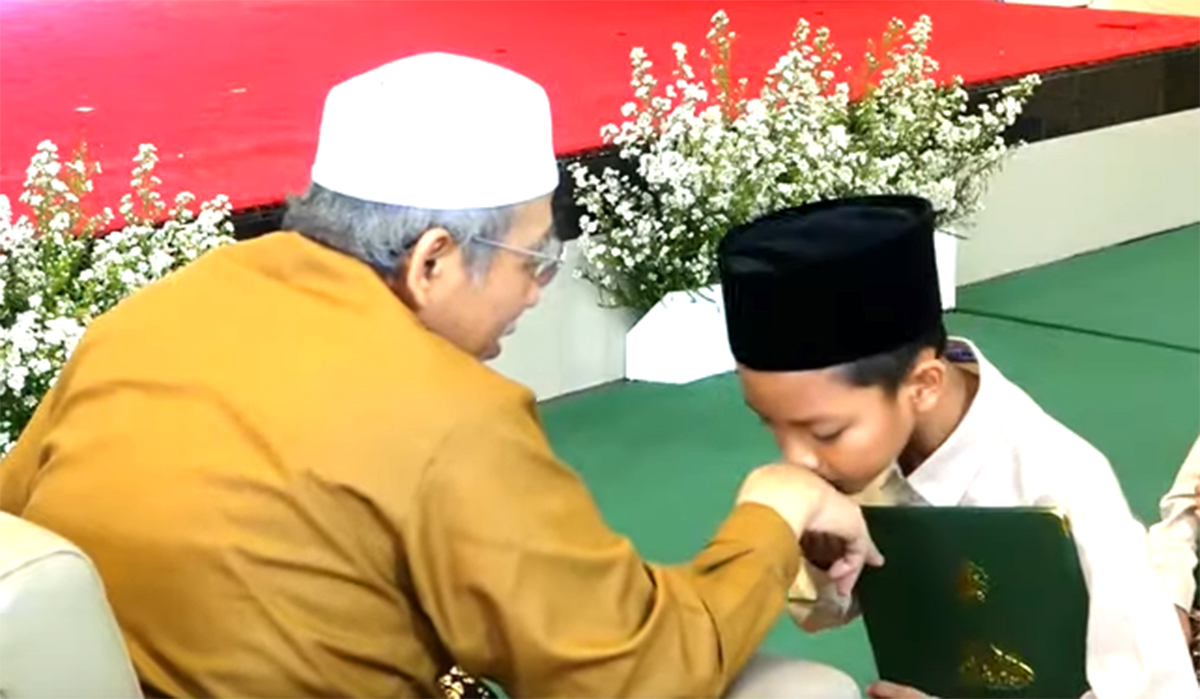 Falah Santri Cilik Hafal Al Quran 30 Juz Usia 10 Tahun