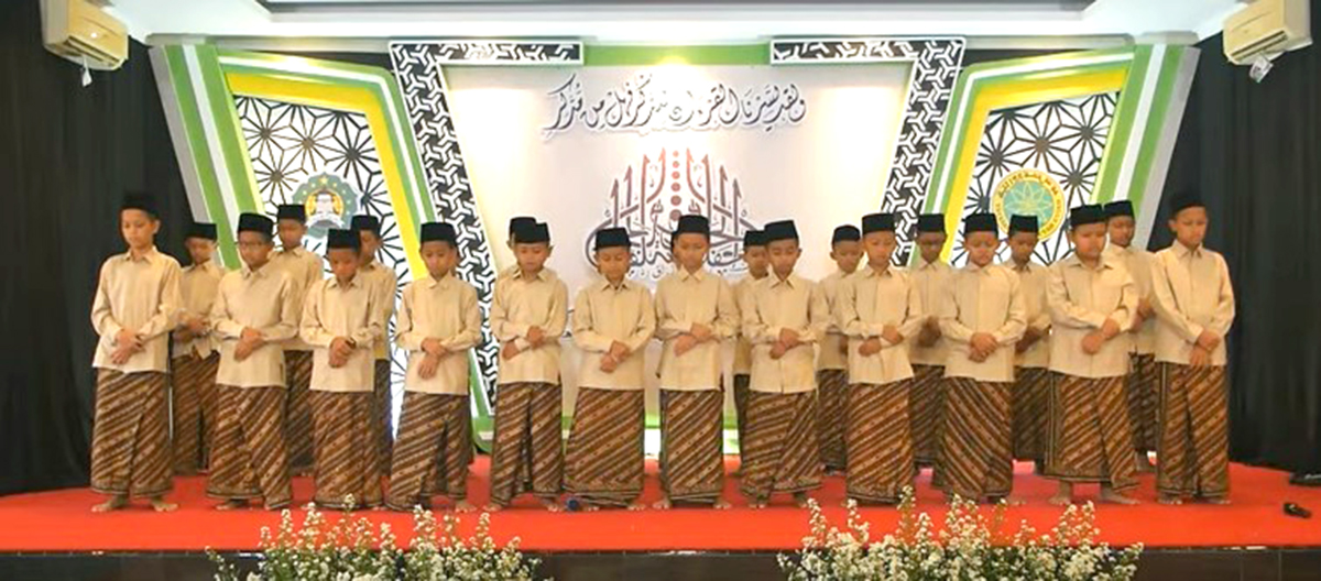 Falah Santri Cilik Hafal Al Quran 30 Juz Usia 10 Tahun, Khotimin Termuda Di Haflatul Hidzaq Ke 32 Ponpes Tahfidh Yanbu&rsquo;ul Qur&rsquo;an Anak-Anak