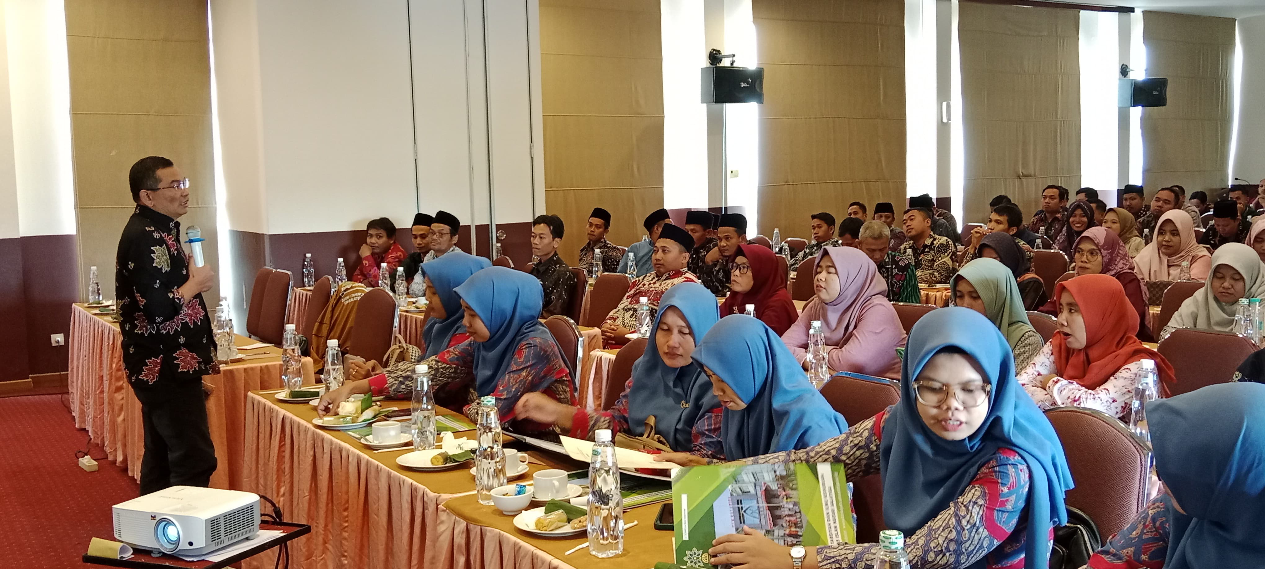 Pelatihan penulisan penelitian tindakan kelas oleh Program Studi PPG UIN Salatiga pada Jumat (27/12/2024) di Hotel Grand Wahid, Salatiga.