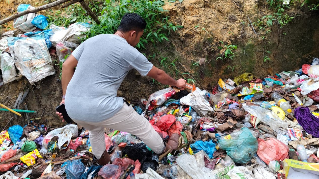 Penemuan balita berinisial MF di sebuah tempat pembuangan sampah.