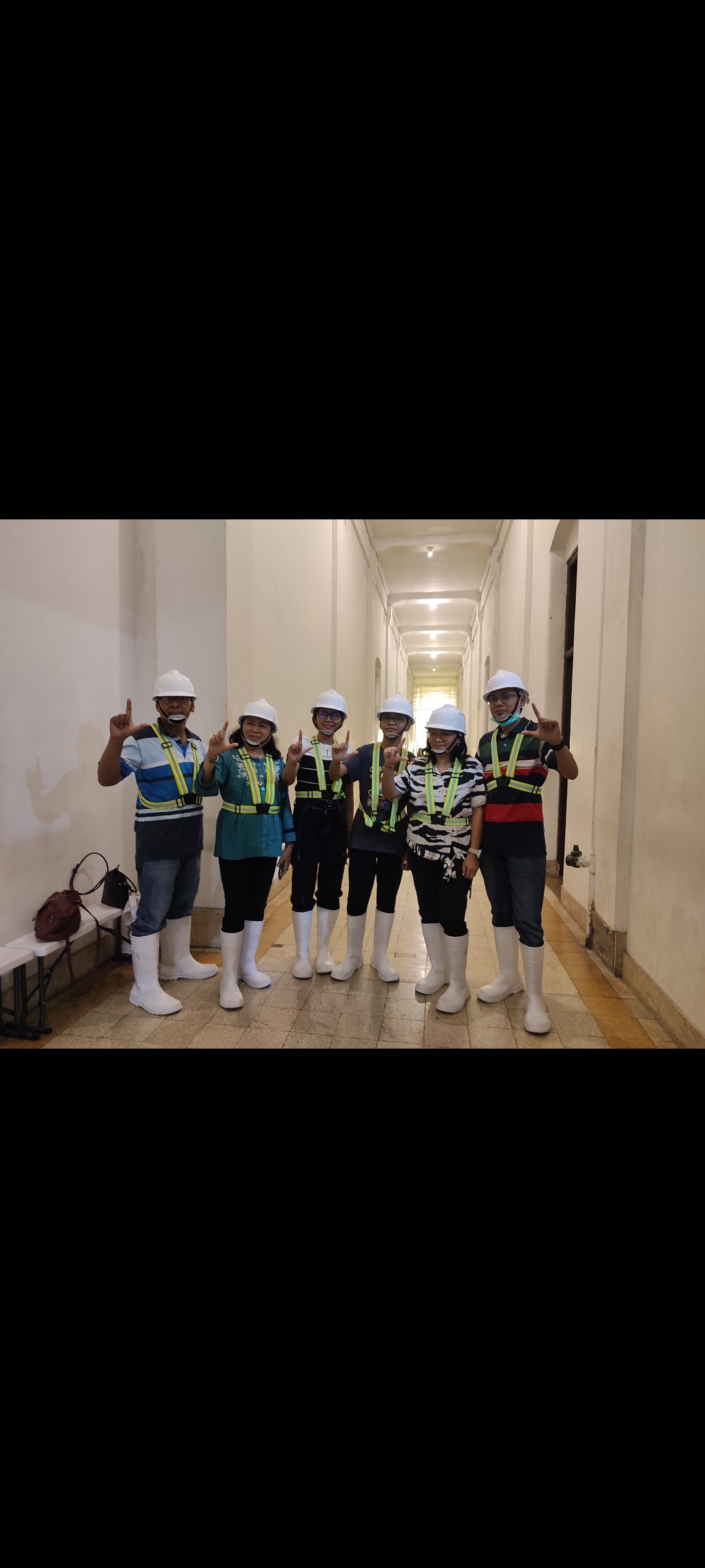 MENANTANG ADRENALINE : Pengunjung memakai atribut lengkap saat menikmati wahana basement Lawang Sewu alias Kelderverkenning, Sabtu (28/12/2024)