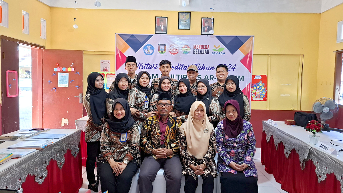 TENAGA Pendidik dan Kependidikan SD Islam Multiplus Ar Rahiim Ungaran Timur Foto Bersama dengan tim Assesor BAN-PDM Usai Visitasi Akreditasi Tahun 2024 Kemarin.