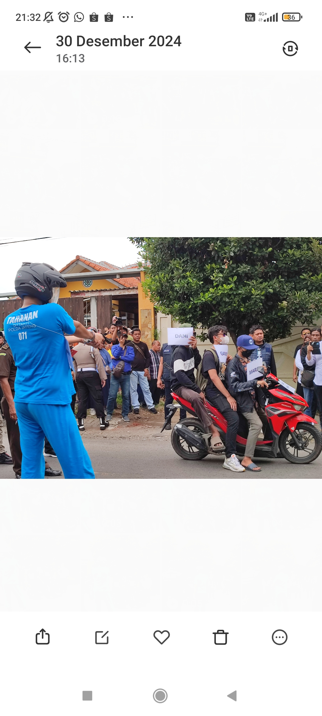 Tersangka Robig Zaenudin saat memeragakan menembak pelajar SMKN 4 Semarang di depan Alfamart Candi Penataran, Senin (30/12/2024).