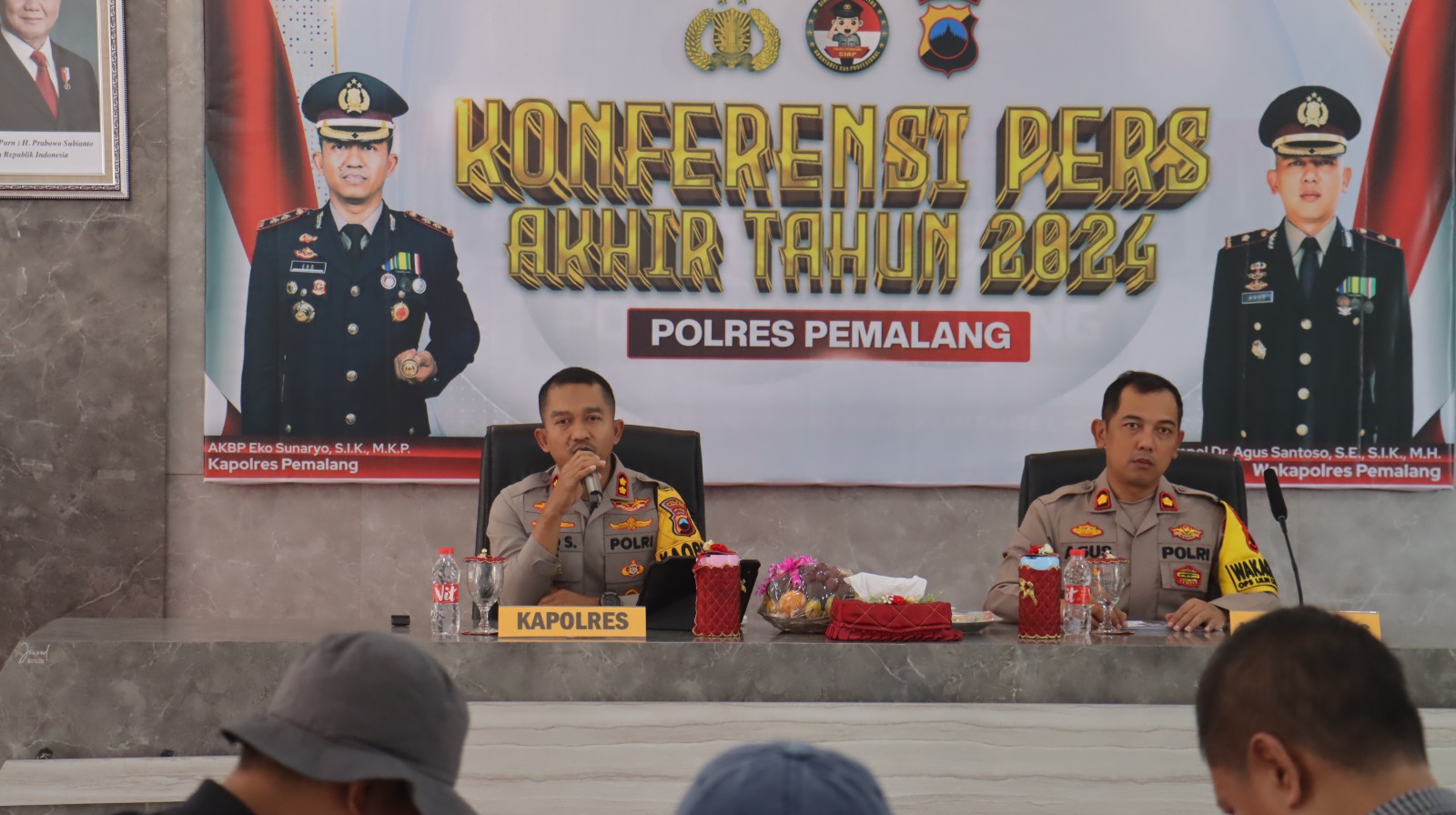 BERIKAN KATERANGAN - Kapolres Pemalang AKBP Eko Sunaryo saat berikan keterangan capaian kinerja dan keberhasilan ungkap kasus sepanjang tahun 2024 di Mapolres setempat, Selasa (31/12/2024).