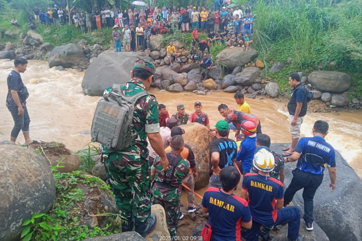 Proses evakuasi warga yang tertimpa batu besar di Kali Petung.&nbsp;(Istimewa)