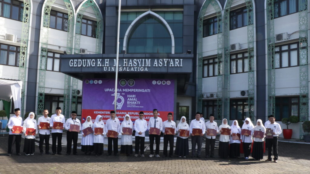 UIN Salatiga melepaskan 79 ekor burung di lingkungan kampus pada Upacara Peringatan Hari Amal Bhakti ke-79, Jumat (3/1).