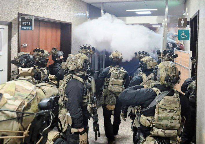 Potret: Militer Korea Selatan saat Darurat Militer di National Assembly