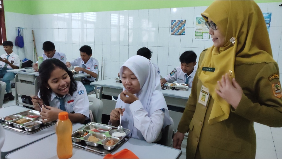 Siswa SMAN 4 Semarang menikmati makan siang gratis di hari pertama sekolah, Senin (6/1/2025).
