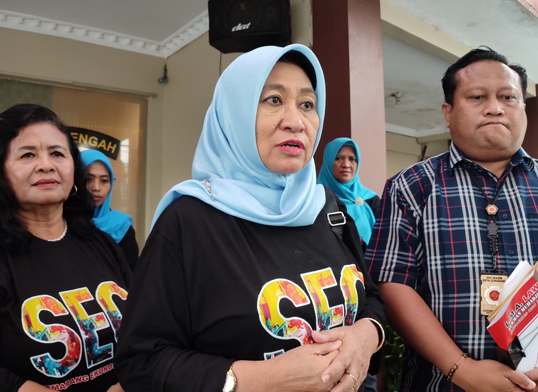 Ketua Semarang Economy Creative (SEC) Mei Sulistyoningsih didampingi Kuasa Hukumnya, Lukman Muhajir memberikan keterangan, Senin (6/1/2025).