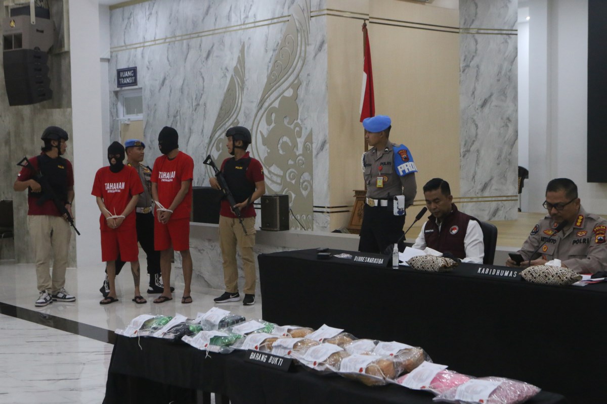 Dua orang warga Surabaya ditangkap anggota Ditresnarkoba Polda Jateng karena membawa 13,92 kilogram sabu dan 10.300 butir ekstasi yang disembunyikan di dasboard mobil.