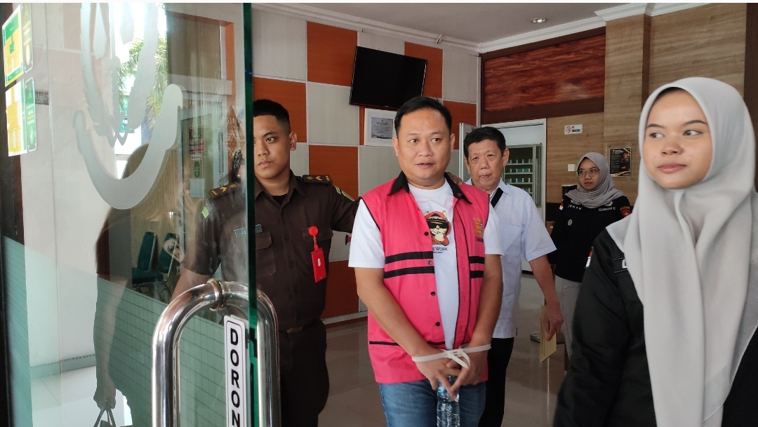 Tersangka Djohan Wahyudi, pengemplang pajak saat dilimpahkan dilimpahkan ke Kejari Kota Semarang, Selasa (7/1/2025).