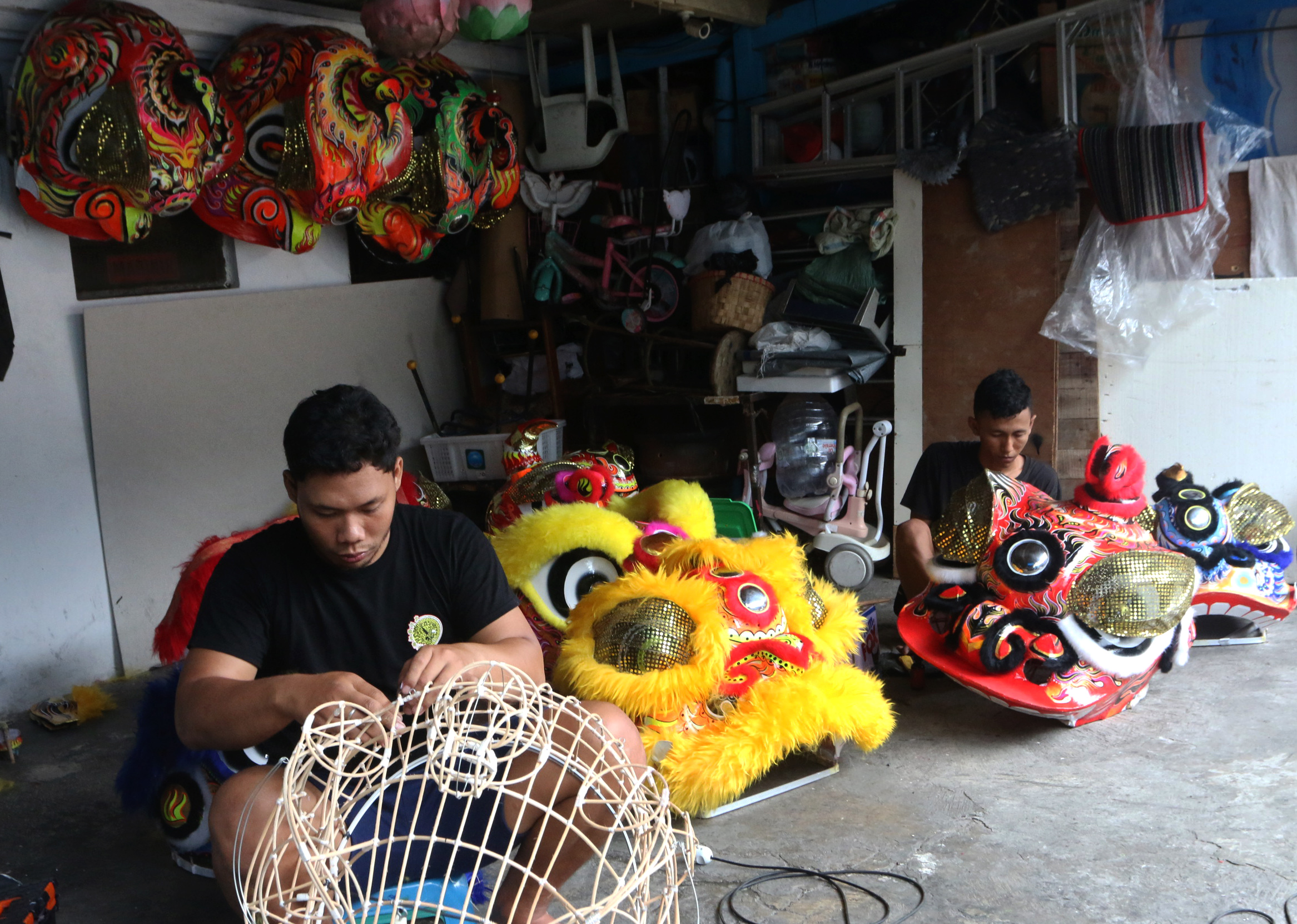 Pengrajin Barongasi membuat kerangka dan menempel kain