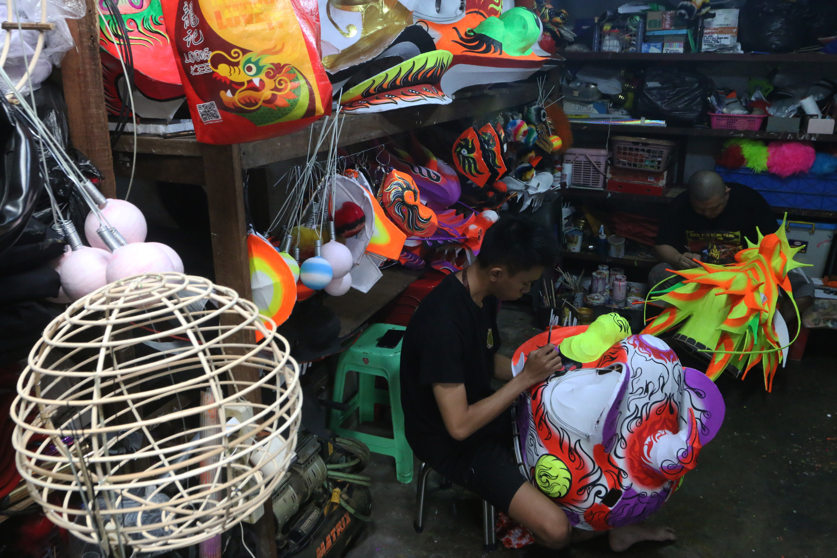 Melukis bagian kepala barongsai
