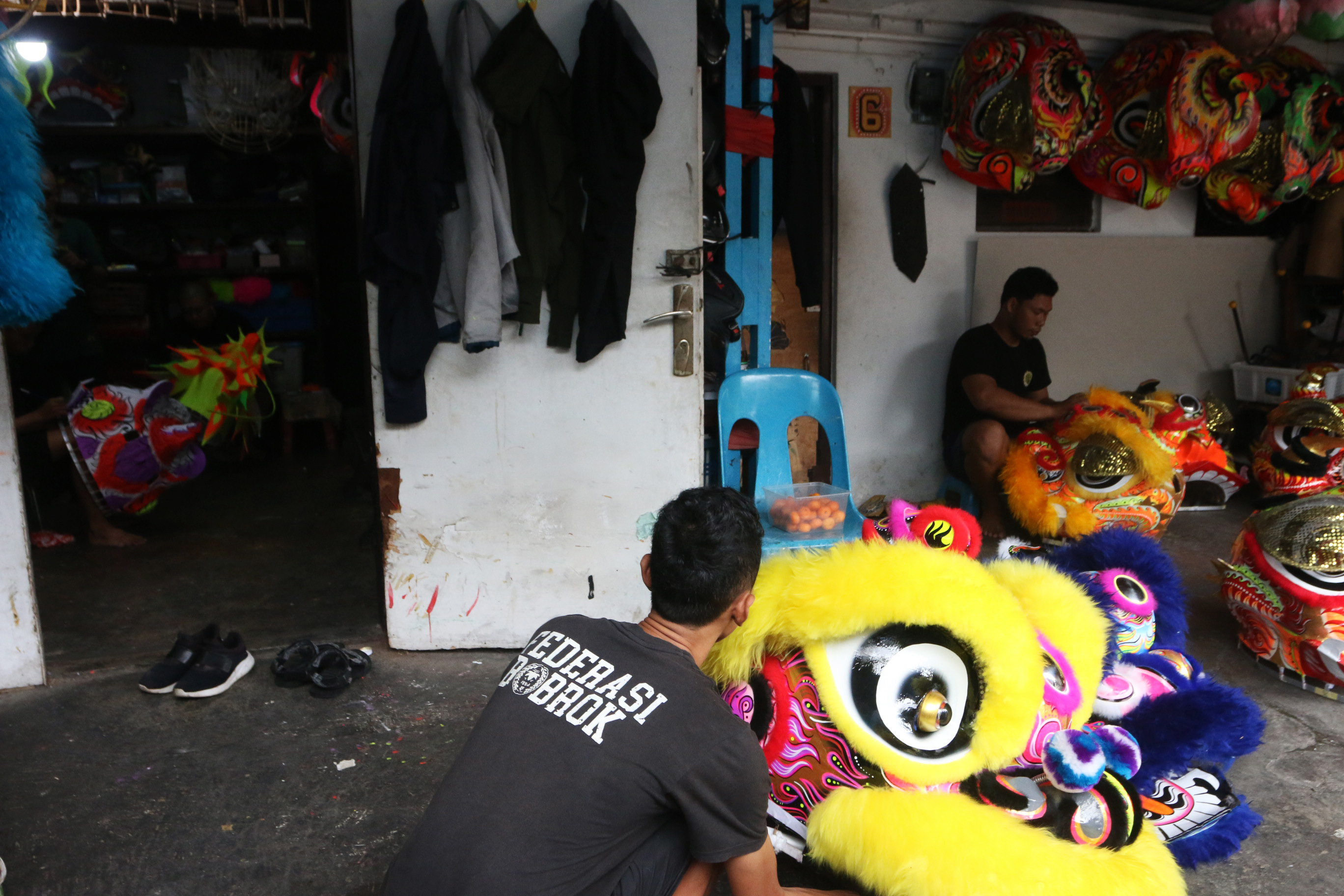 Pengarajin menyelesaikan pesanan