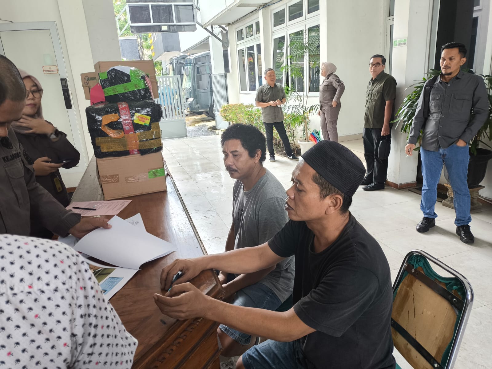Dua tersangka judi sabung ayam saat dilimpahkan ke Kejari Kota Semarang, Kamis (9/1/2025).