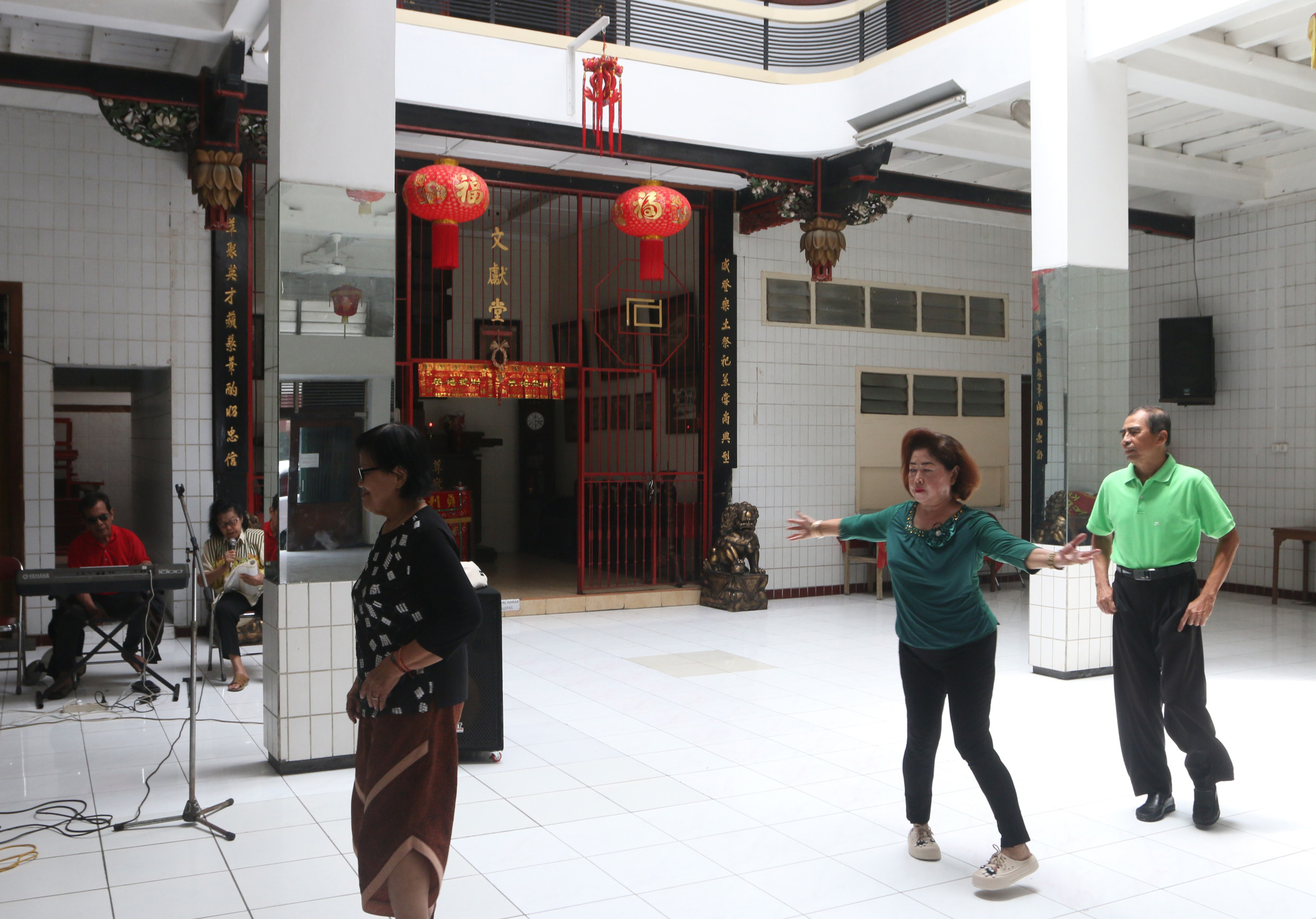 Lansia sambil bernyanyi dan line dance