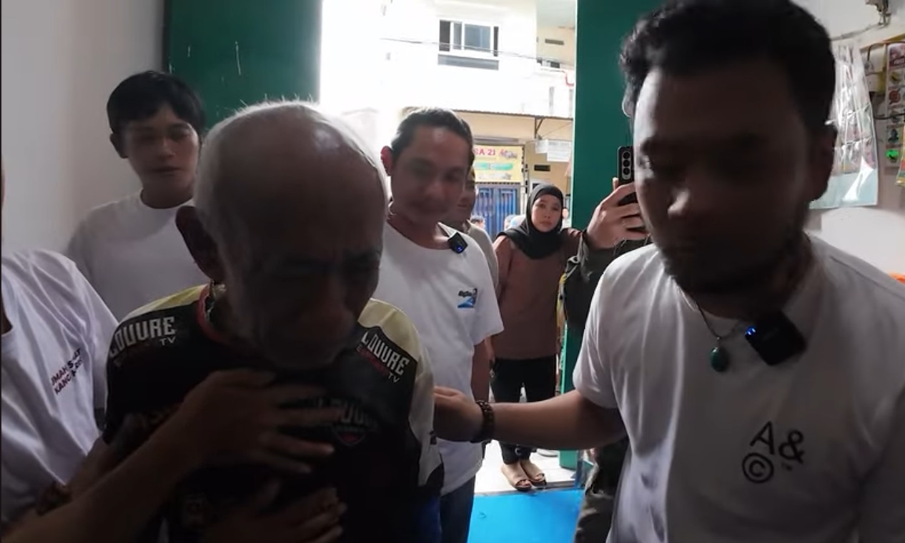 Pesulap Pak Tarno saat diterapi oleh Panji Petualang dan terapis spesialis Haris Priyatna.