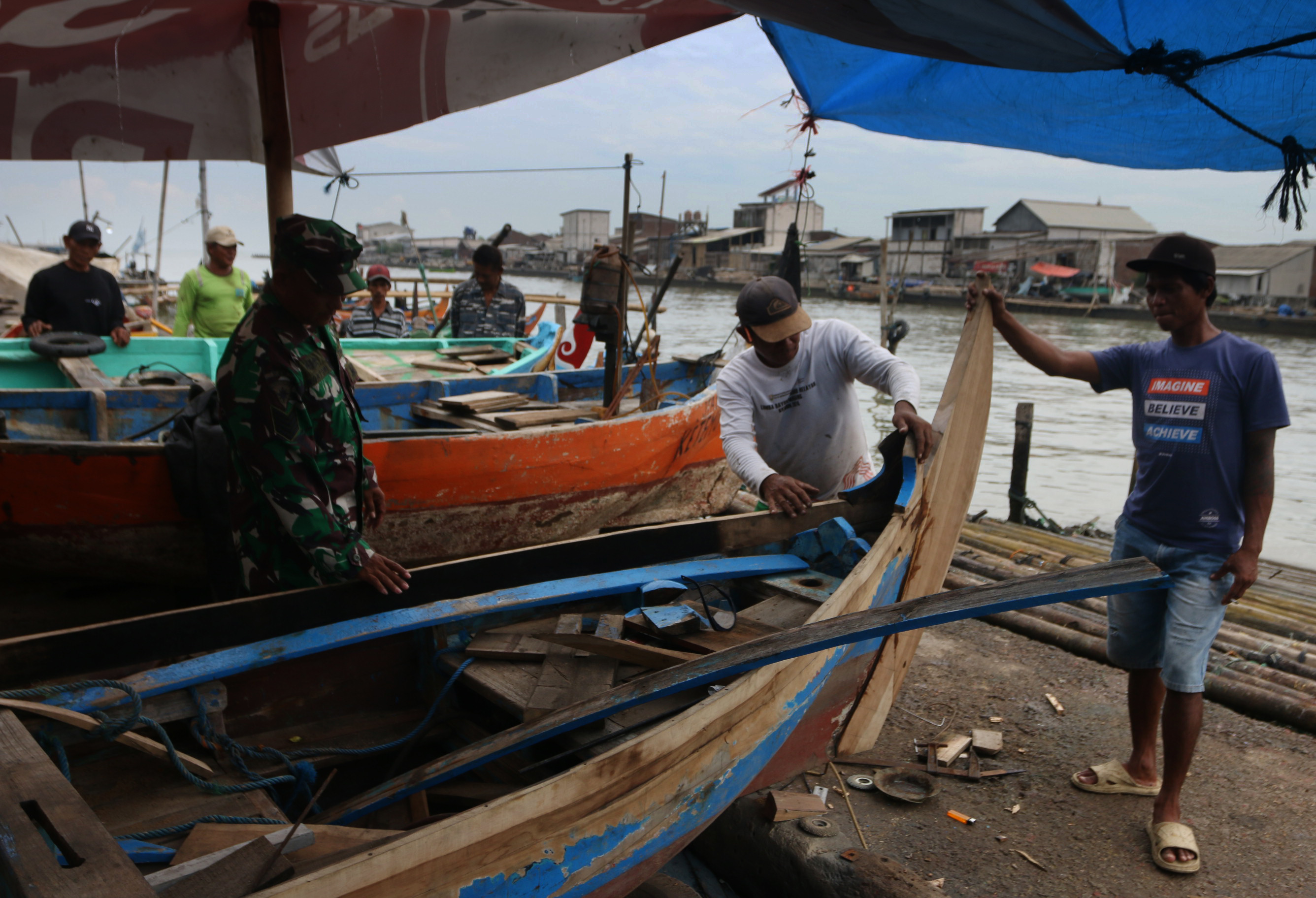 Suasana perbaikan perahu