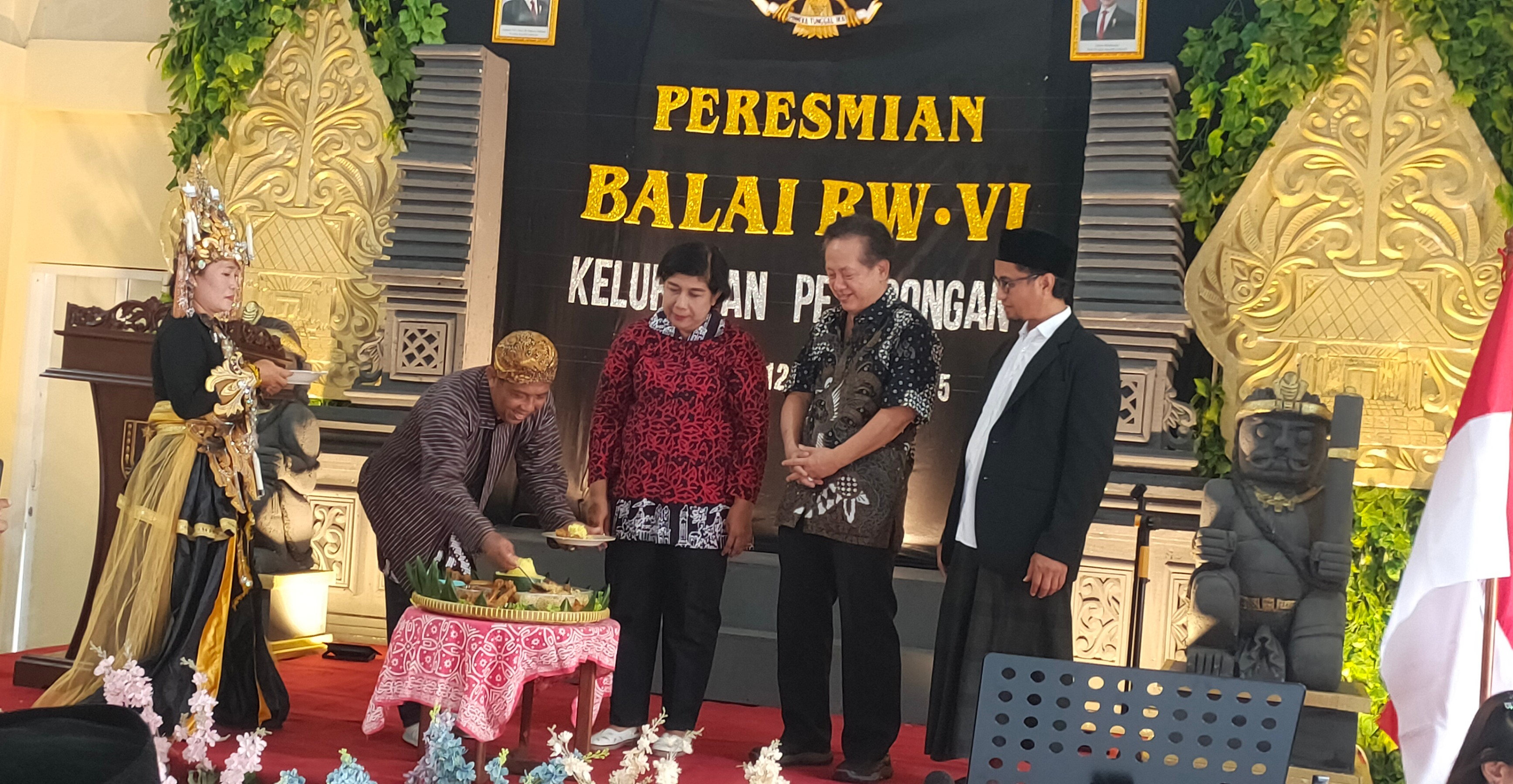 Ketua RW VI Peterongan Imam Sutarto memotorng tumpeng didampingi Lurah Peterongan Ermawati saat peresmian Balai RW VI Peterongan, Semarang Selatan, Minggu (12/1/2025)
