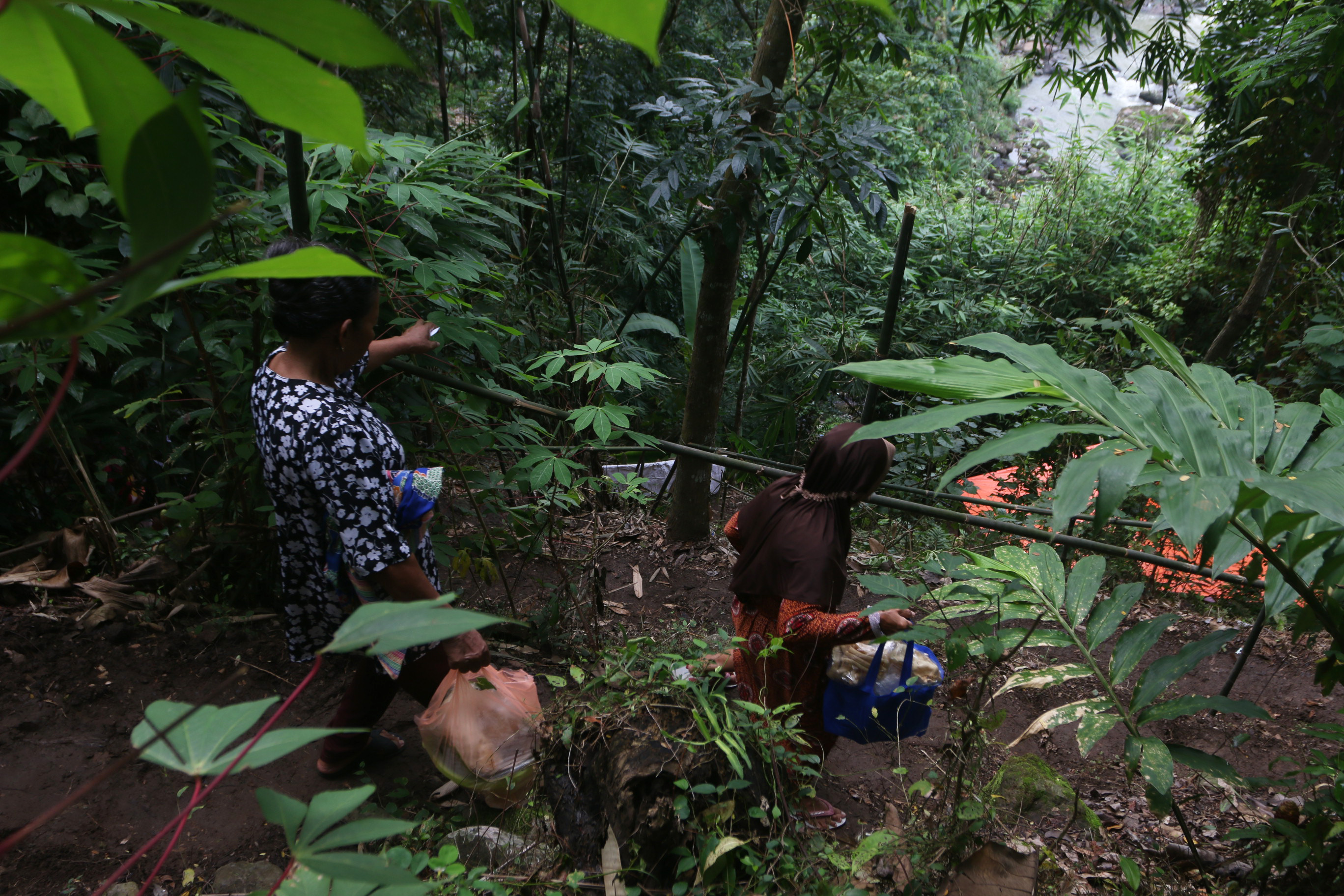Warga membawa makanan dan buah-buahan ke prosesi nyadran.